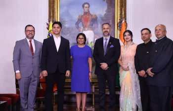 La Vicepresidenta de Venezuela, S.E. Delcy Rodriguez, y el ME, S.E. Yvan Gil Pinto, ofrecieron hoy una recepcion de despedida para el Embajador Abhishek Singh en la Casa Amarilla en presencia del cuerpo diplomatico. El Embajador agradecio a los presentes por su apoyo y amistad durante su gestion.